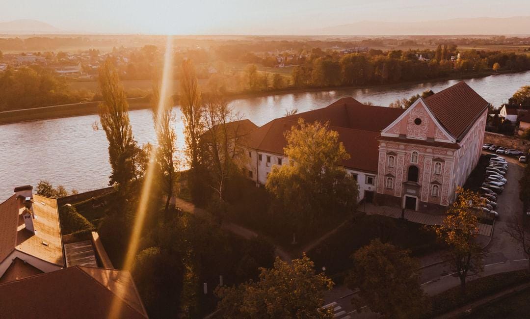 Pogled na samostan ob sončnem zahodu